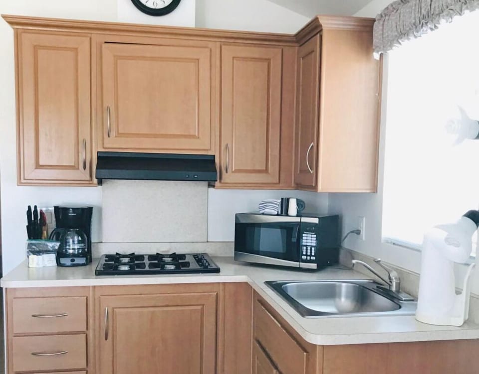 Full-size fridge, microwave, stovetop, coffee/tea maker