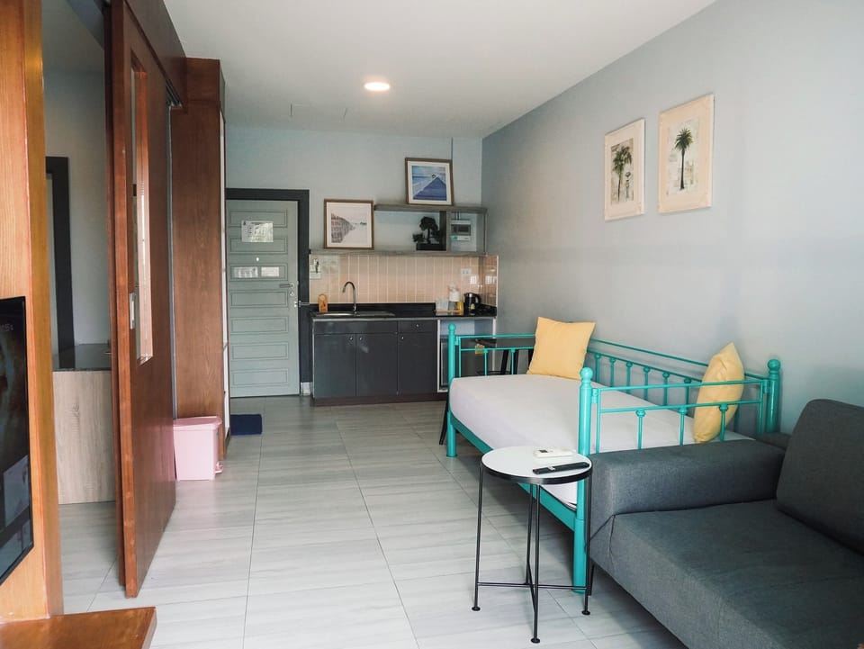 Family Room | In-room safe, desk, free WiFi, bed sheets