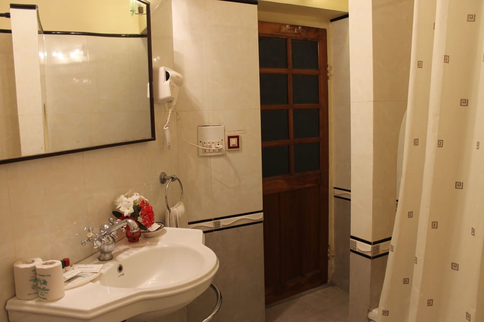 Royal Suite | Bathroom | Free toiletries, hair dryer, towels