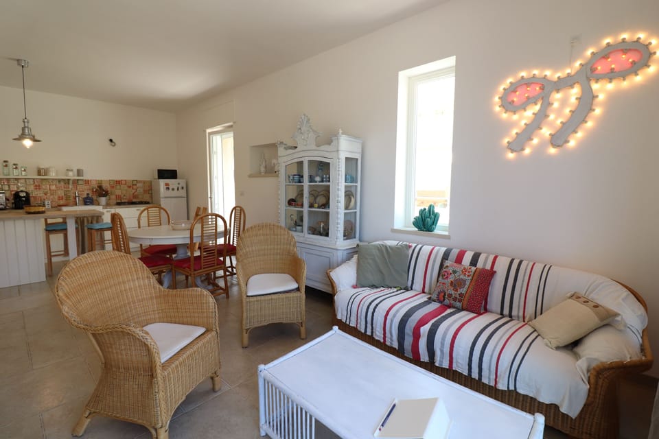 House, 3 Bedrooms, Smoking, City View | Living area