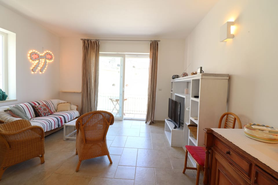 House, 3 Bedrooms, Smoking, City View | Living area