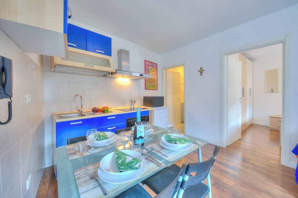 Family Apartment, Multiple Bedrooms, Mountainside (Casa Umberto) | Private kitchen | Fridge, microwave, oven, stovetop
