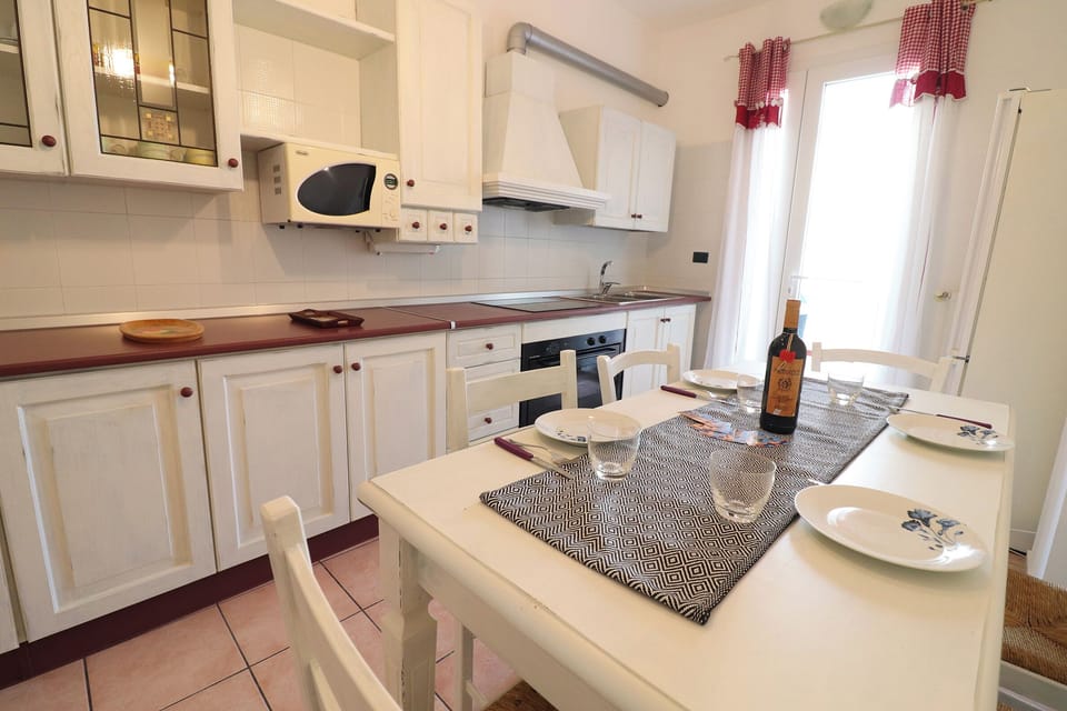 House, 2 Bedrooms, Balcony, City View | Dining
