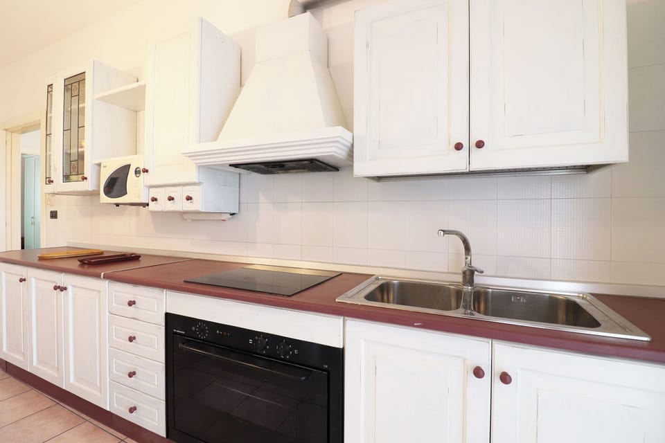 House, 2 Bedrooms, Balcony, City View | Private kitchen