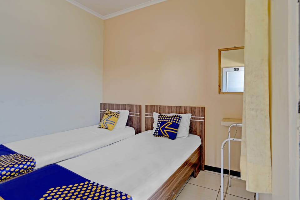 Twin Room | Desk, laptop workspace, free WiFi, bed sheets