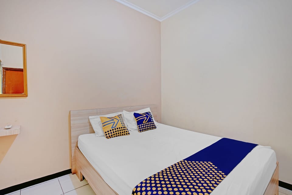 Economy Double Room | Desk, laptop workspace, free WiFi, bed sheets