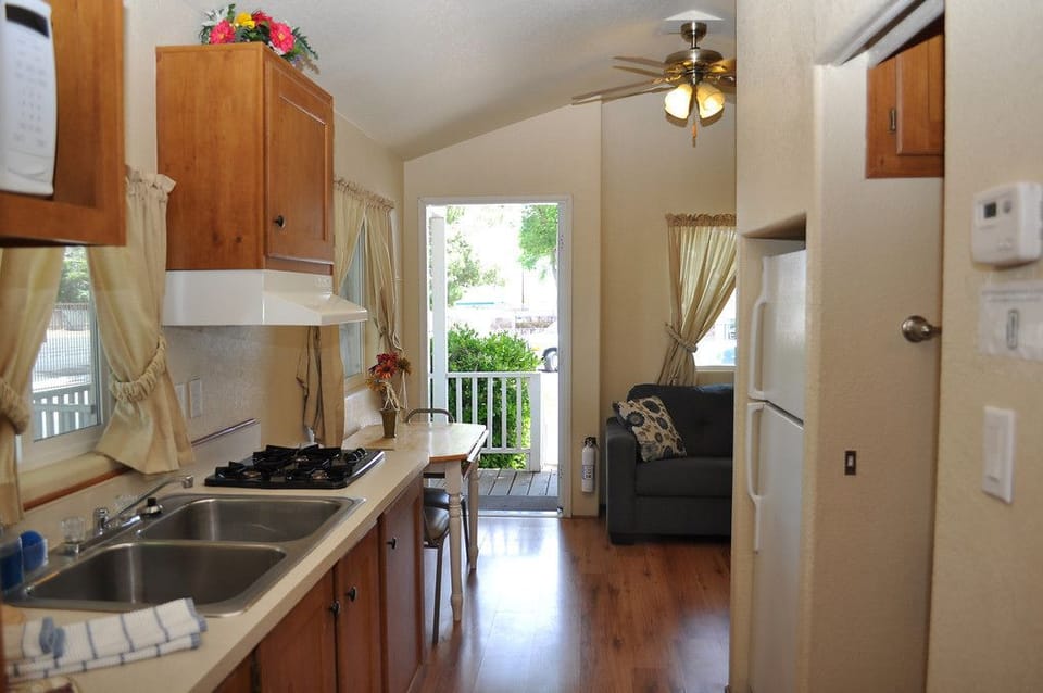 Cottage, 1 Queen Bed with Sofa bed, Non Smoking, Kitchen (Linens Included, No Pets Allowed) | Private kitchen | Fridge, microwave, stovetop, coffee/tea maker