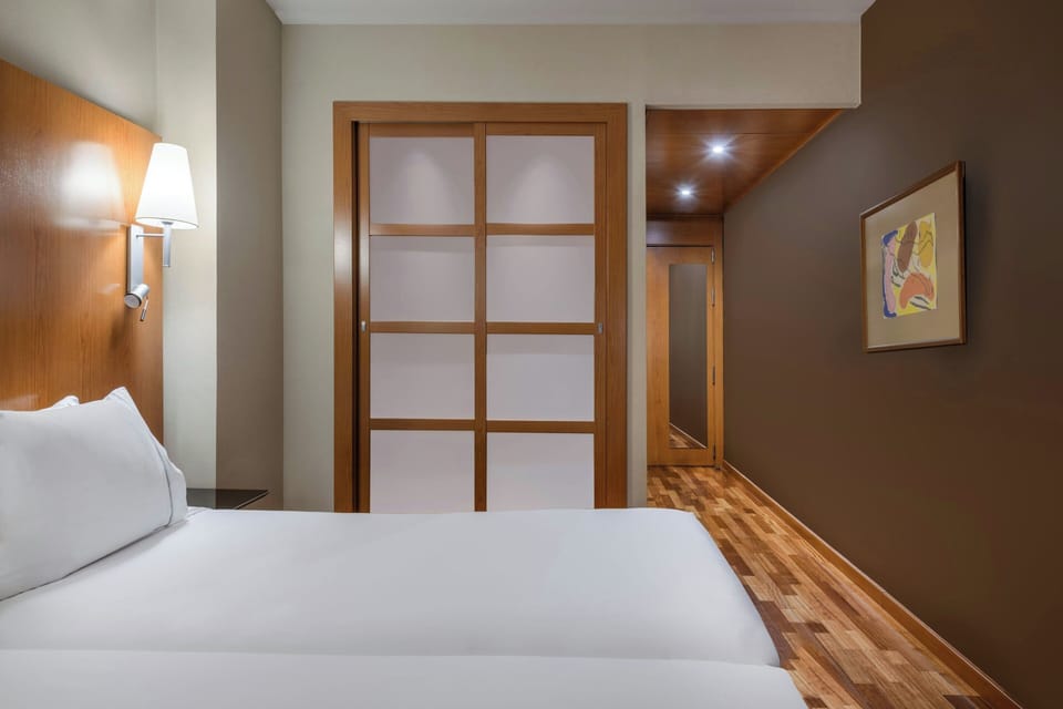 Standard Room, 2 Twin Beds | Minibar, in-room safe, desk, laptop workspace