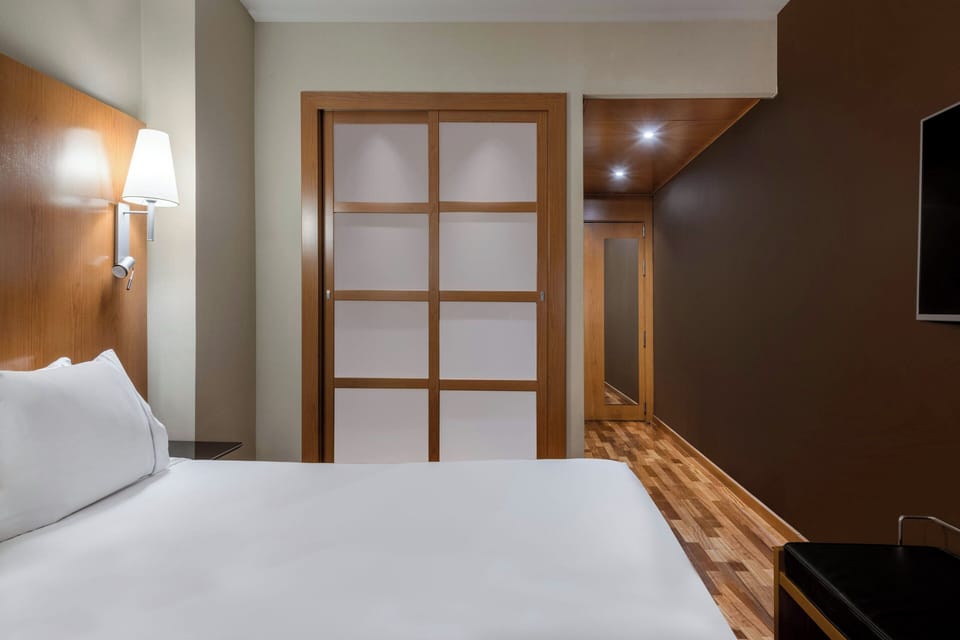 Standard Room, 2 Twin Beds | Minibar, in-room safe, desk, laptop workspace