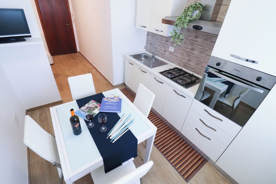 House, 1 Bedroom, City View | Dining