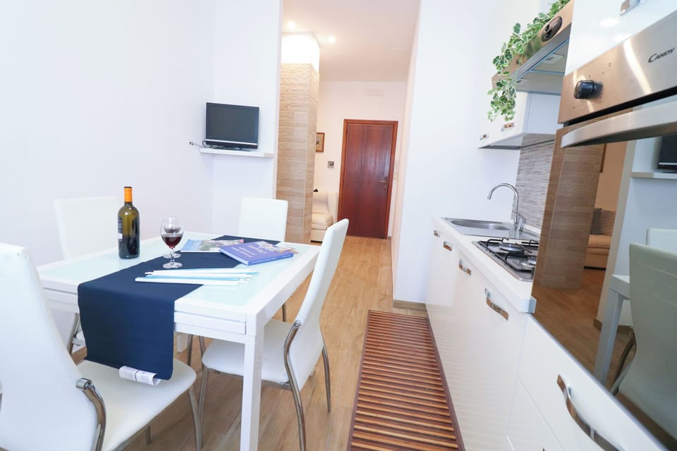 House, 1 Bedroom, City View | Dining