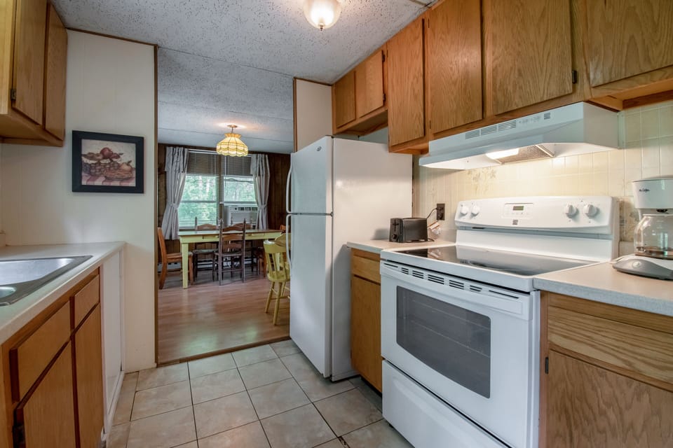 Cabin, 3 Bedrooms, Non Smoking, Kitchen (Linens Not Provided) | Private kitchen | Fridge, microwave, stovetop, toaster