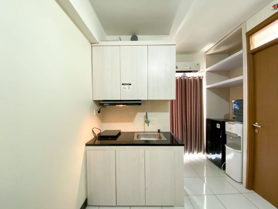 Deluxe Apartment, 2 Bedrooms | Private kitchen | Full-size fridge, stovetop