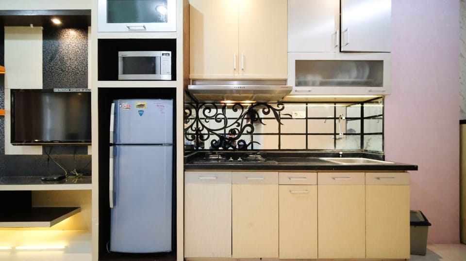 Deluxe Apartment, 2 Bedrooms | Private kitchen | Full-size fridge, stovetop