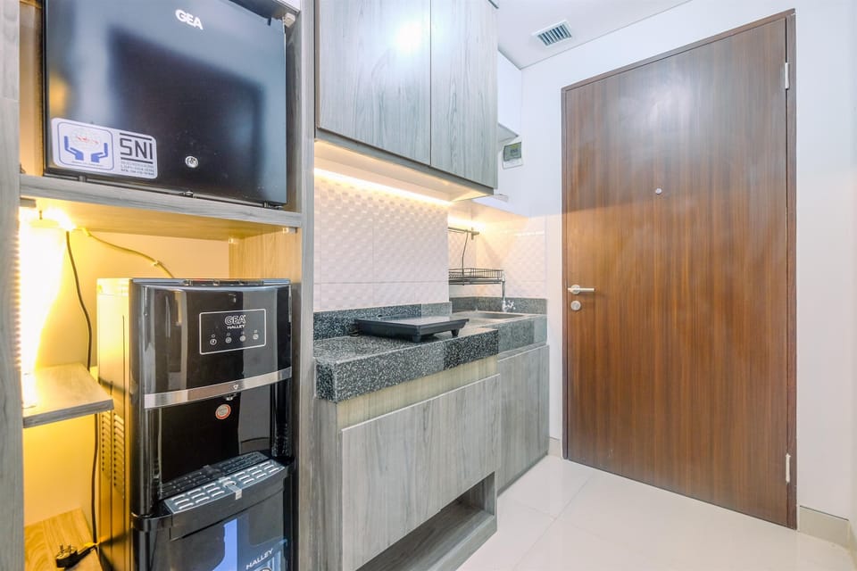 Deluxe Apartment | Private kitchen | Full-size fridge, stovetop