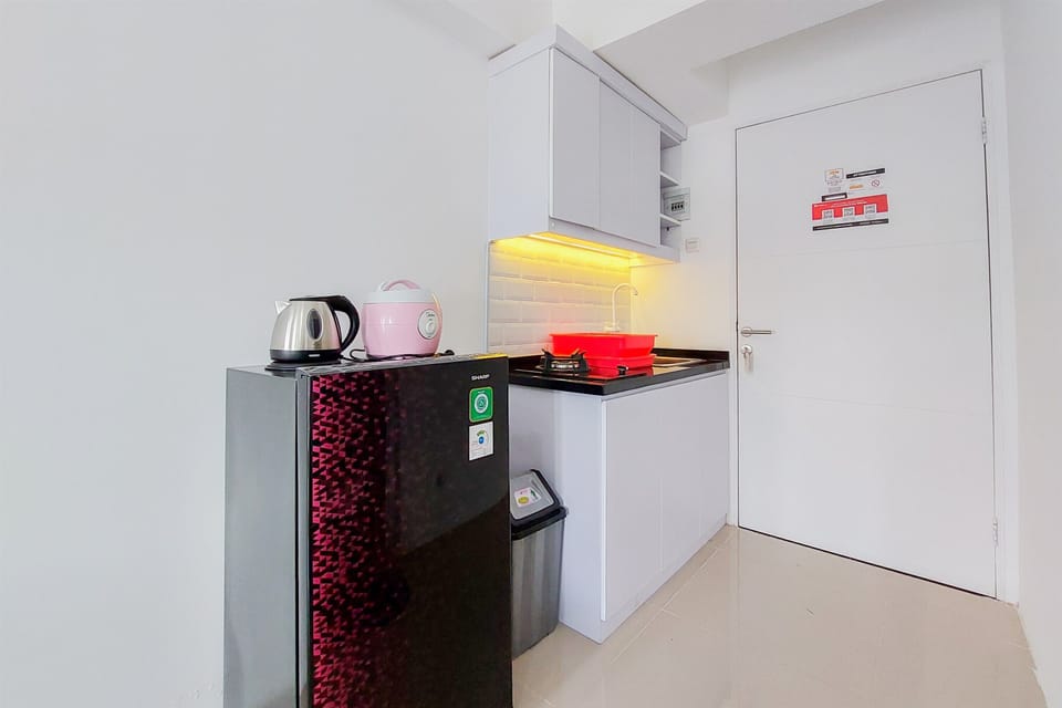 Deluxe Apartment | Private kitchen | Full-size fridge, stovetop
