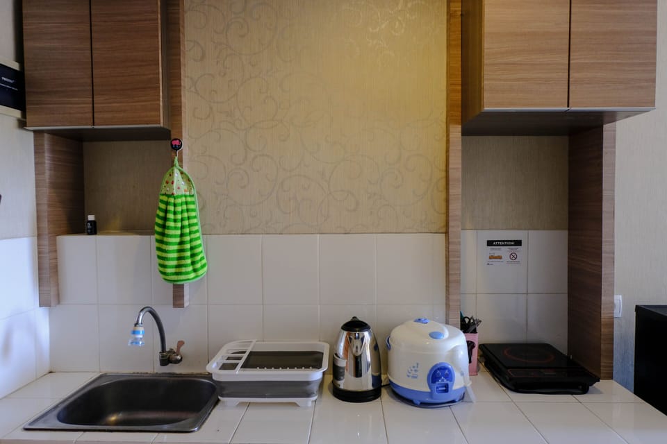 Deluxe Apartment | Private kitchen | Full-size fridge, stovetop