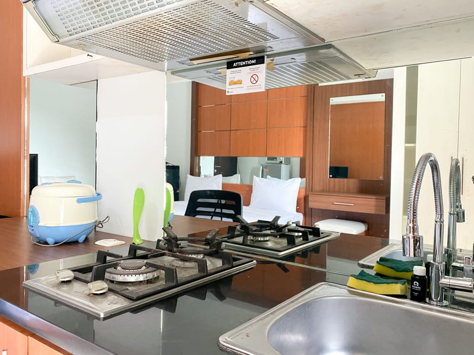 Deluxe Apartment | Private kitchen | Full-size fridge, stovetop