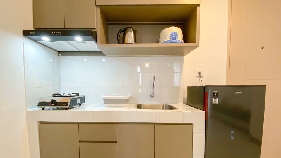 Deluxe Apartment | Private kitchen | Full-size fridge, stovetop