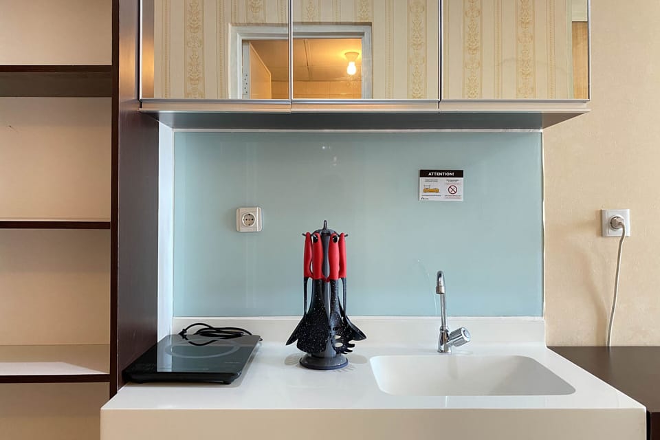 Deluxe Apartment | Private kitchen | Full-size fridge, stovetop