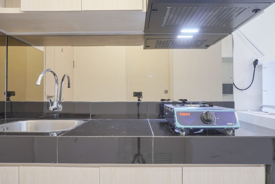 Deluxe Apartment | Private kitchen | Full-size fridge, stovetop