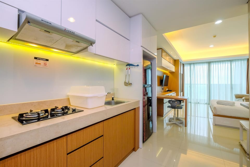 Deluxe Apartment | Private kitchen | Full-size fridge, stovetop