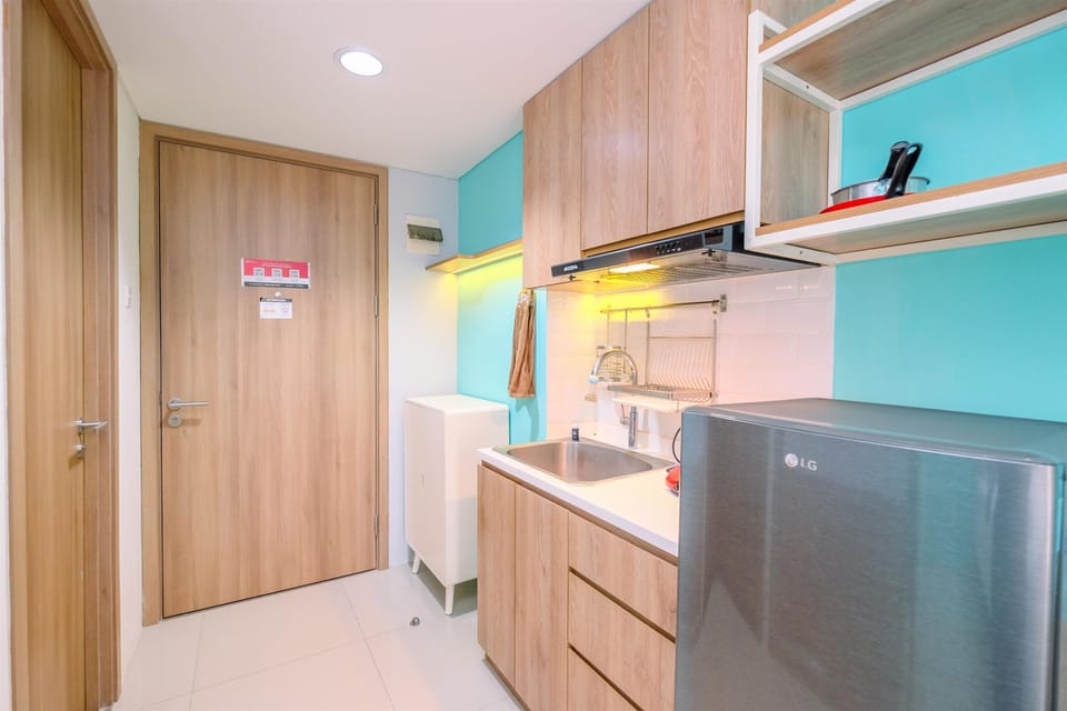 Deluxe Apartment | Private kitchen | Full-size fridge, stovetop