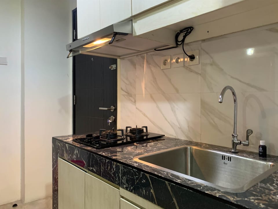 Deluxe Apartment, 1 Bedroom | Private kitchen | Full-size fridge, stovetop