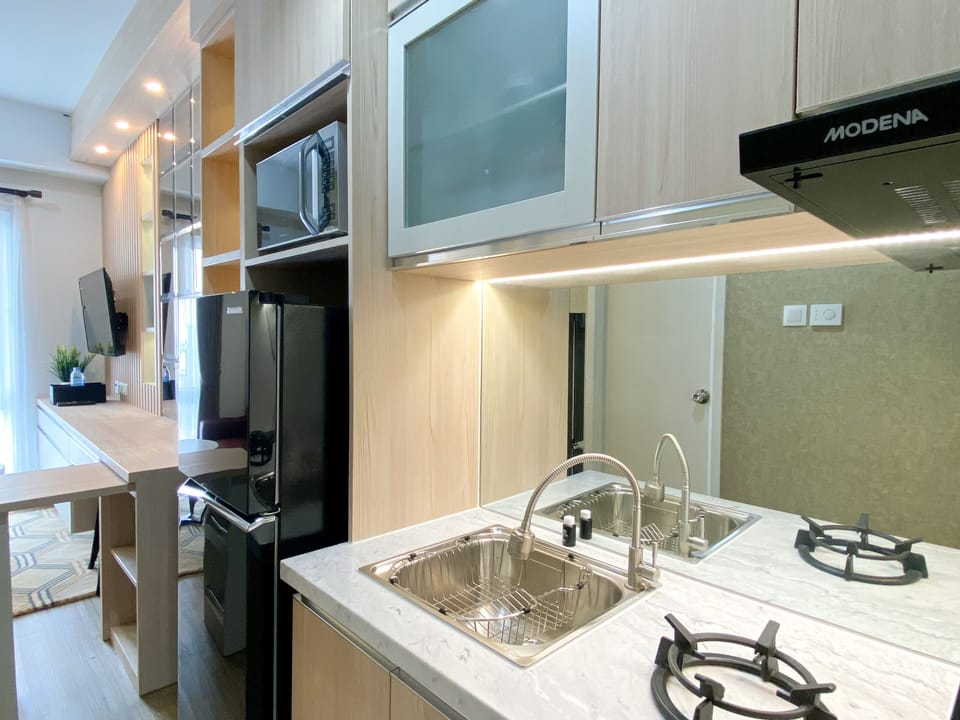 Deluxe Apartment, 2 Bedrooms | Private kitchen | Full-size fridge, stovetop