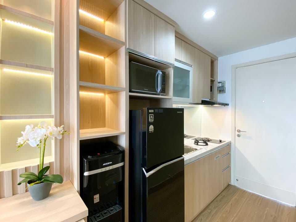 Deluxe Apartment, 2 Bedrooms | Private kitchen | Full-size fridge, stovetop