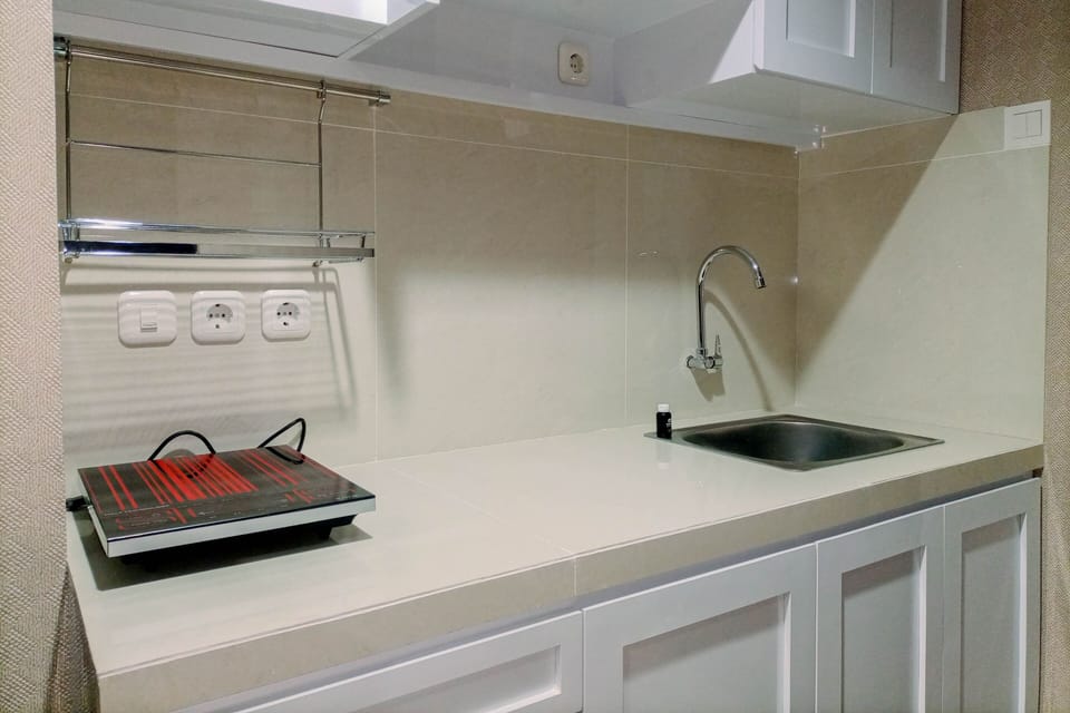 Deluxe Studio | Private kitchen | Full-size fridge, stovetop