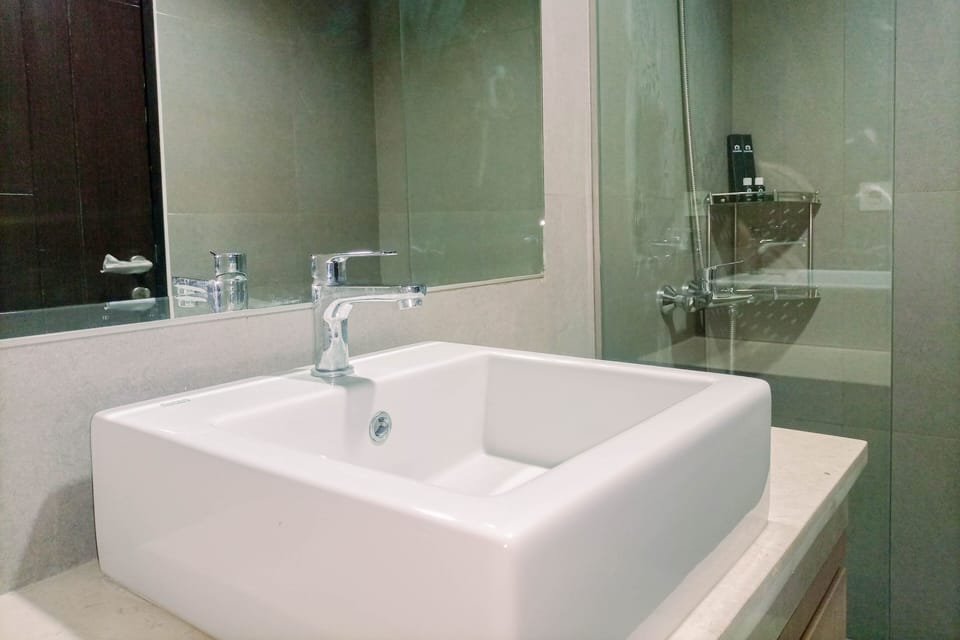 Deluxe Studio | Bathroom | Shower, towels