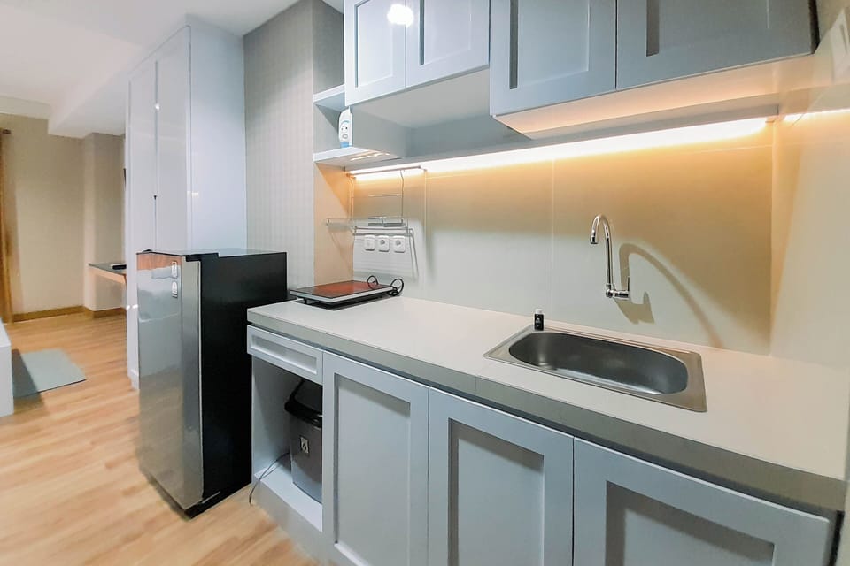 Deluxe Studio | Private kitchen | Full-size fridge, stovetop