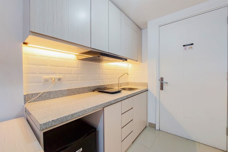 Deluxe Studio | Private kitchen | Full-size fridge, stovetop