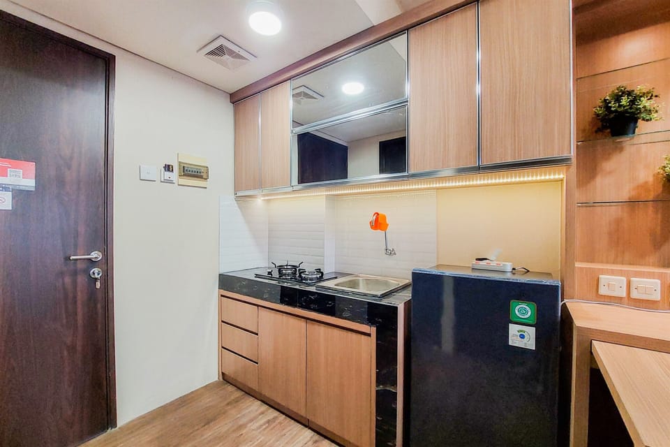 Deluxe Apartment | Private kitchen | Full-size fridge, stovetop