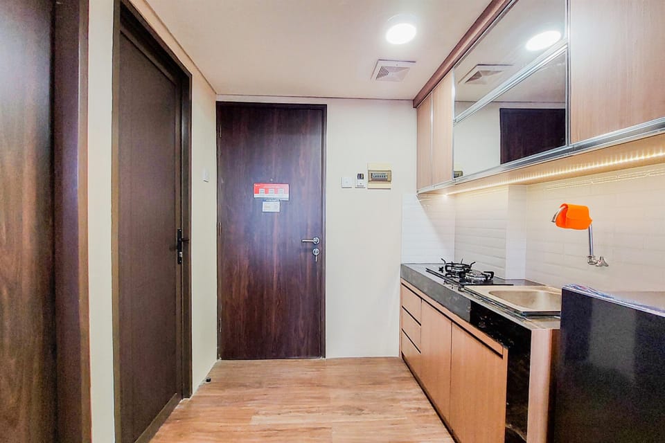 Deluxe Apartment | Private kitchen | Full-size fridge, stovetop