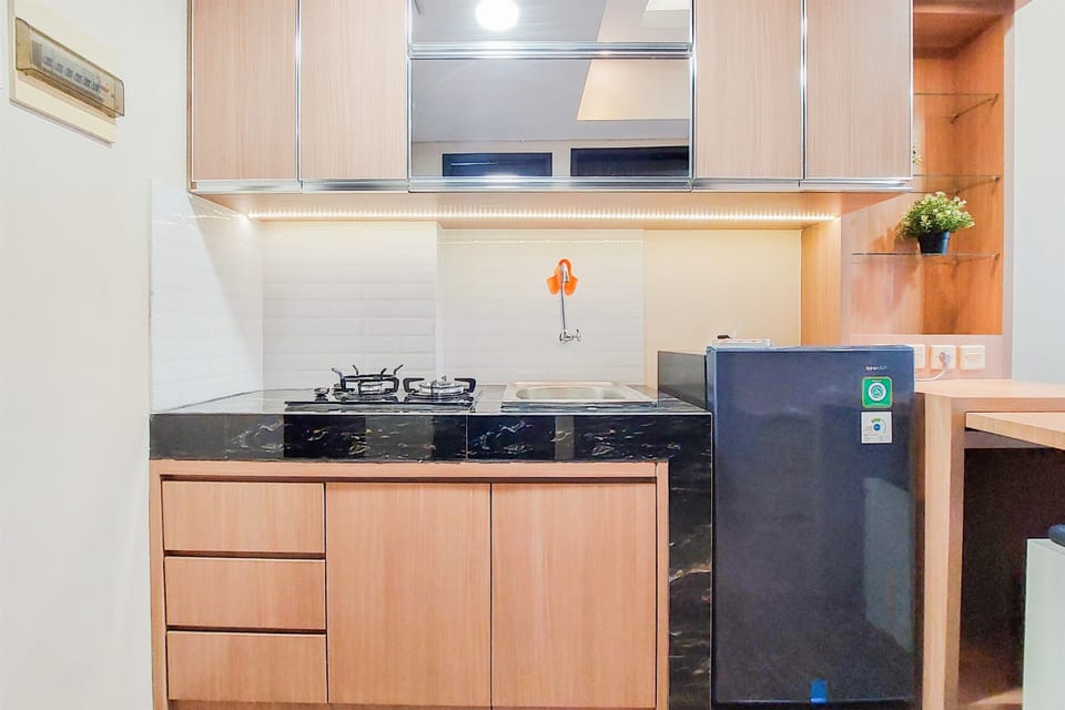 Deluxe Apartment | Private kitchen | Full-size fridge, stovetop