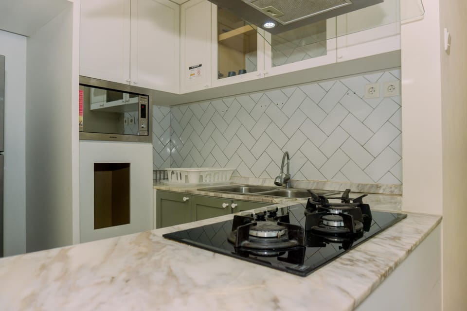 Deluxe Apartment, 2 Bedrooms | Private kitchen | Full-size fridge, stovetop