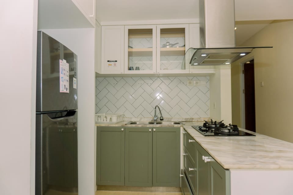 Deluxe Apartment, 2 Bedrooms | Private kitchen | Full-size fridge, stovetop
