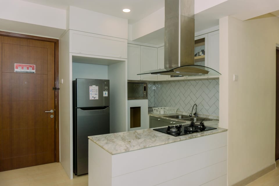 Deluxe Apartment, 2 Bedrooms | Private kitchen | Full-size fridge, stovetop