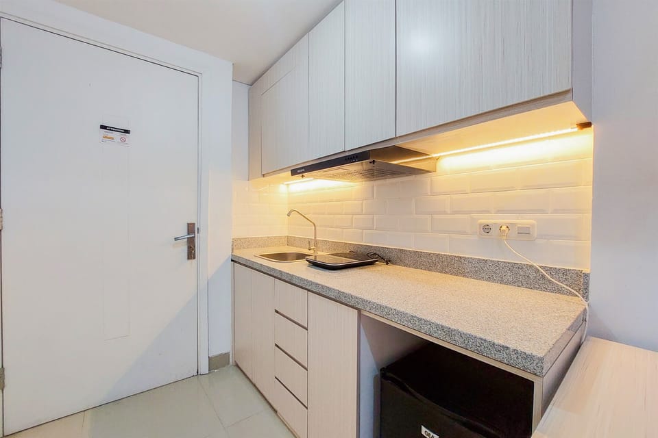 Deluxe Studio | Private kitchen | Full-size fridge, stovetop