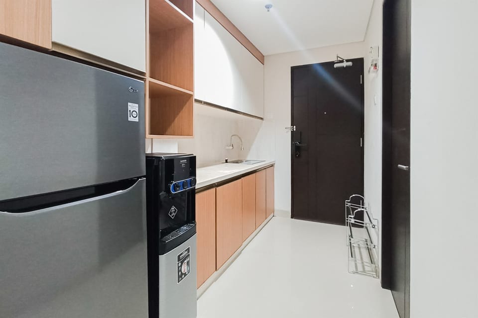 Deluxe Studio | Private kitchen | Full-size fridge, stovetop