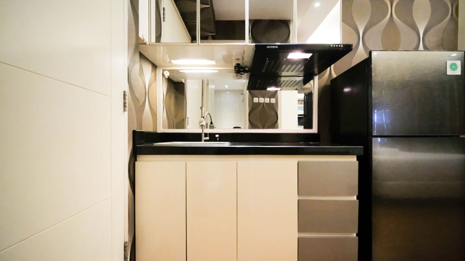 Deluxe Studio | Private kitchen | Full-size fridge, stovetop