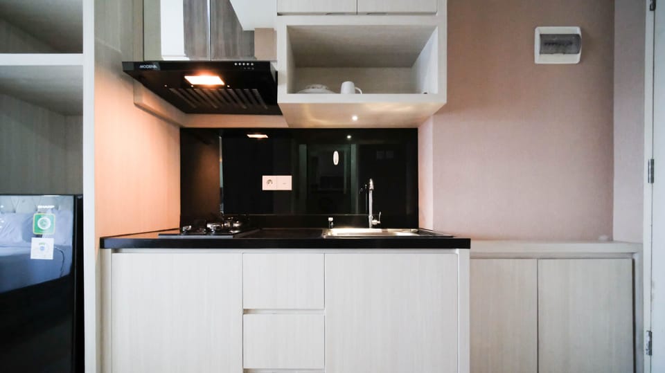 Deluxe Studio | Private kitchen | Full-size fridge, stovetop