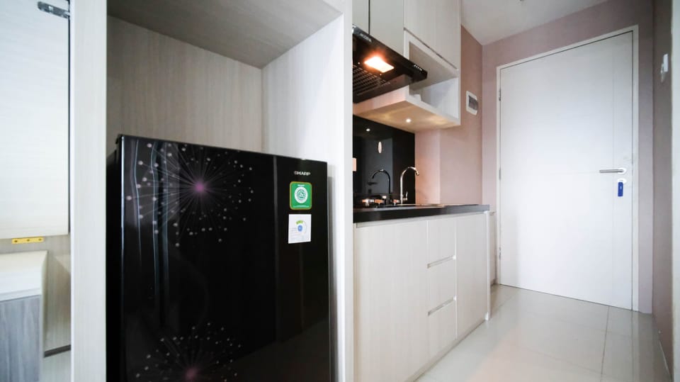 Deluxe Studio | Private kitchen | Full-size fridge, stovetop