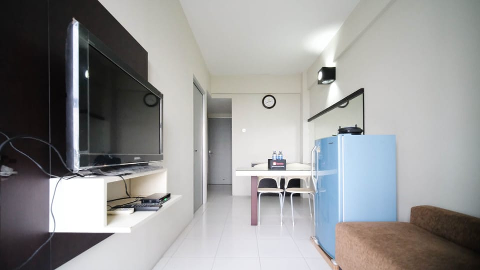 Deluxe Apartment, 2 Bedrooms | Living area | TV