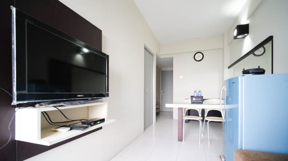 Deluxe Apartment, 2 Bedrooms | Living area | TV
