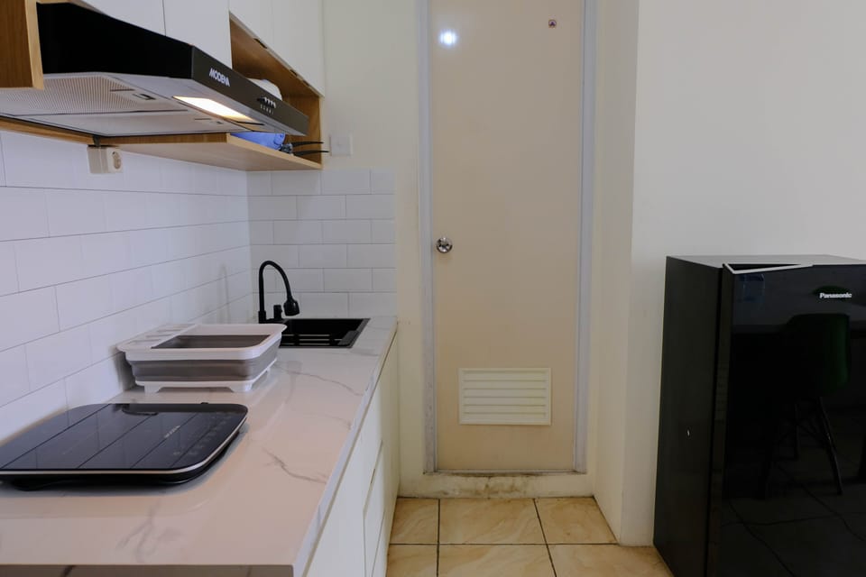 Deluxe Apartment, 2 Bedrooms | Private kitchen | Full-size fridge, stovetop