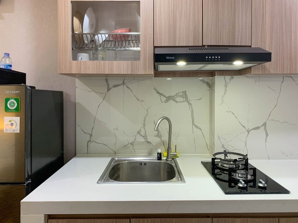 Deluxe Studio | Private kitchen | Full-size fridge, stovetop