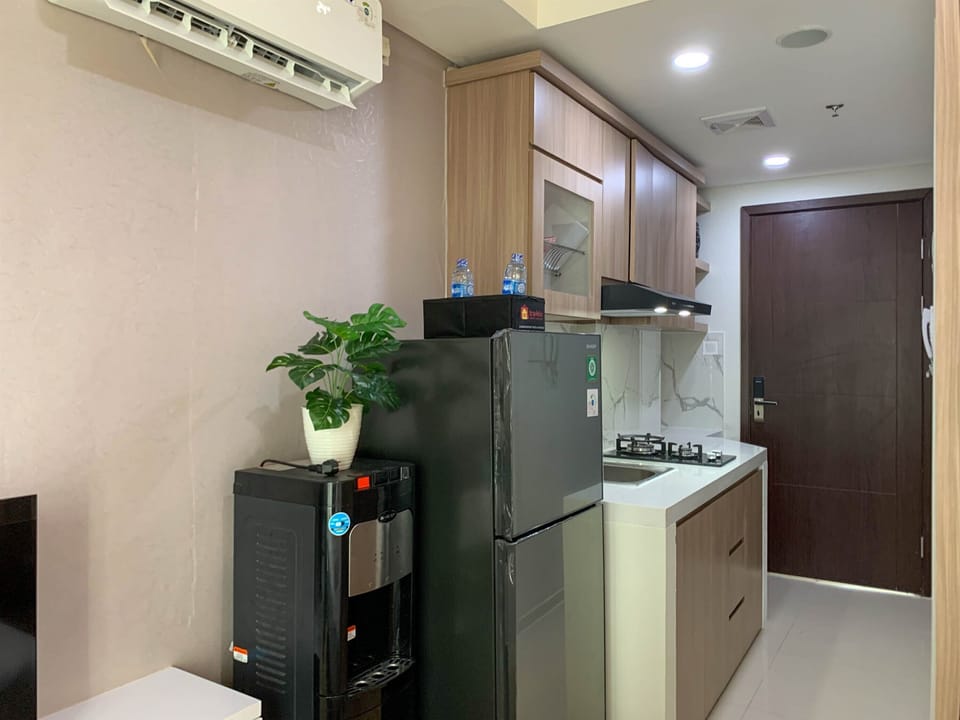 Deluxe Studio | Private kitchen | Full-size fridge, stovetop